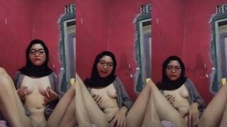 Bokep toge omek mendesah mainin uting