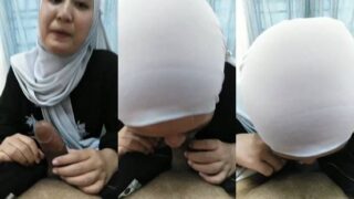 Bokep jilbab toket kecil doyan blowjob hot