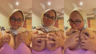 Bokepind cewek tobrut kacamata malaysia sange